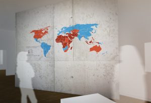 Museumsplanung. Besucher vor Grafik an der Wand. Visualisierung.