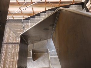 Ausstellungsarchitektur. Treppenaufgang innerhalb des Turms.