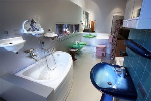 Museumsplanung. Badezimmer, verschiedene Keramik Waschbecken.
