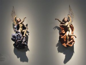 Museumsgestaltung. Figuren an der Wand.
